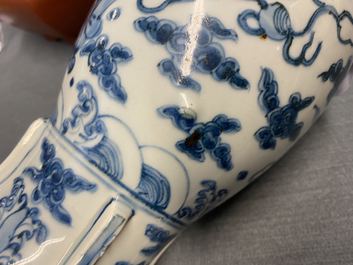 Een zeldzame Chinese blauw-witte 'zeedraken' vaas, Wanli