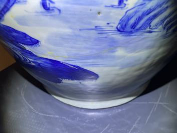 Un grand vase en porcelaine de Chine en bleu et blanc, 19&egrave;me