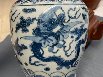 Een zeldzame Chinese blauw-witte 'zeedraken' vaas, Wanli