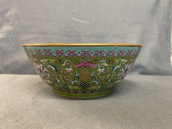 Un bol en porcelaine de Chine famille rose &agrave; fond vert, marque et &eacute;poque de Daoguang