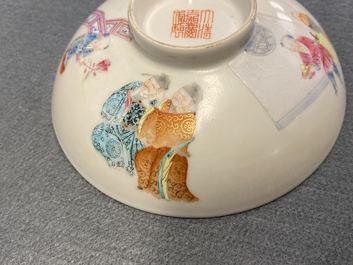 Een paar Chinese famille rose dekselkommen, Jiaqing merk en periode
