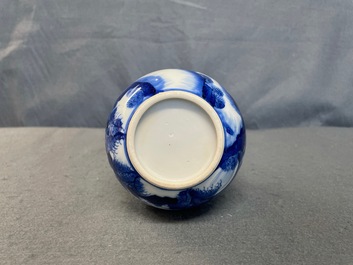Un vase de forme bouteille en porcelaine de Chine en bleu et blanc, Kangxi