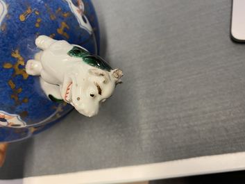 Un vase couvert en porcelaine de Chine &agrave; fond bleu poudr&eacute;, Kangxi