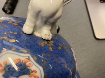 Un vase couvert en porcelaine de Chine &agrave; fond bleu poudr&eacute;, Kangxi