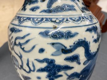 Een zeldzame Chinese blauw-witte 'zeedraken' vaas, Wanli