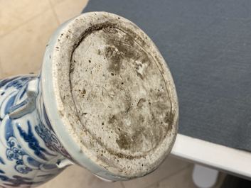 Een zeldzame Chinese blauw-witte 'zeedraken' vaas, Wanli