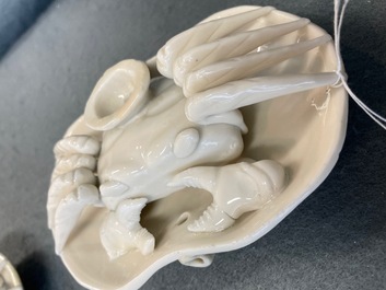 Une paire de compte-gouttes en forme de crabe en porcelaine blanc de Chine de Dehua, Kangxi