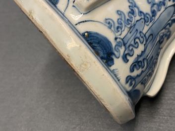 Een zeldzame Chinese blauw-witte 'zeedraken' vaas, Wanli
