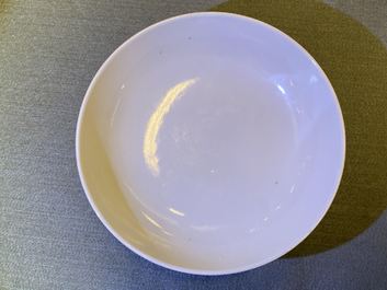 Een paar Chinese famille rose dekselkommen, Jiaqing merk en periode