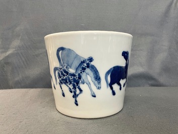 Une jardini&egrave;re en porcelaine de Chine en bleu et blanc &agrave; d&eacute;cor des 'Huit chevaux de Mu Wang', marque de Qianlong, 19&egrave;me