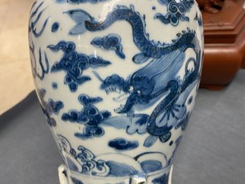 Een zeldzame Chinese blauw-witte 'zeedraken' vaas, Wanli