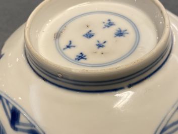 Twee Chinese blauw-witte kommen, Chenghua merk, Kangxi