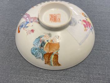 Een paar Chinese famille rose dekselkommen, Jiaqing merk en periode
