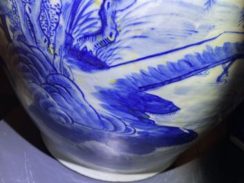 Un grand vase en porcelaine de Chine en bleu et blanc, 19&egrave;me