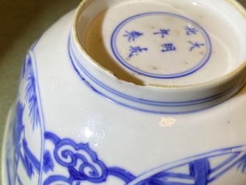 Twee Chinese blauw-witte kommen, Chenghua merk, Kangxi