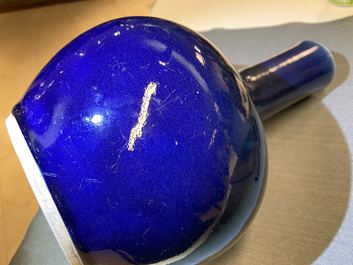 Un vase de forme bouteille en porcelaine de Chine bleu monochrome, marque et &eacute;poque de Qianlong