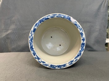 Une jardini&egrave;re en porcelaine de Chine en bleu et blanc &agrave; d&eacute;cor des 'Huit chevaux de Mu Wang', marque de Qianlong, 19&egrave;me