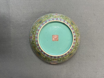 Un bol en porcelaine de Chine famille rose &agrave; fond vert, marque et &eacute;poque de Daoguang