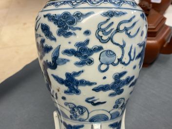 Een zeldzame Chinese blauw-witte 'zeedraken' vaas, Wanli