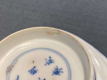 Twee Chinese blauw-witte kommen, Chenghua merk, Kangxi