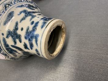 Een zeldzame Chinese blauw-witte 'zeedraken' vaas, Wanli