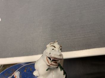 Un vase couvert en porcelaine de Chine &agrave; fond bleu poudr&eacute;, Kangxi
