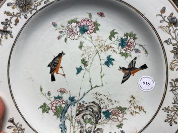Un plat en porcelaine de Chine famille rose, grisaille et dor&eacute;, Yongzheng/Qianlong