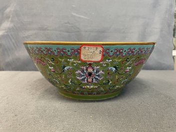 Un bol en porcelaine de Chine famille rose &agrave; fond vert, marque et &eacute;poque de Daoguang