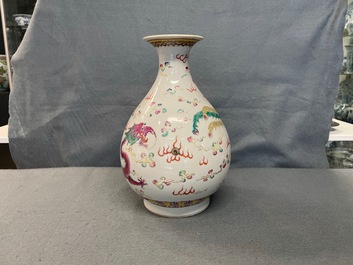 Un vase de forme 'yuhuchunping' en porcelaine de Chine famille rose, marque et &eacute;poque de Daoguang