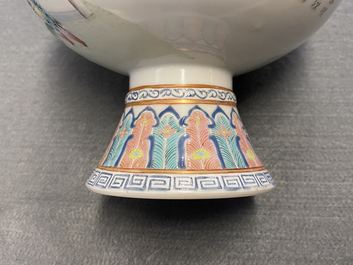 Een paar Chinese famille rose dekselkommen, Jiaqing merk en periode