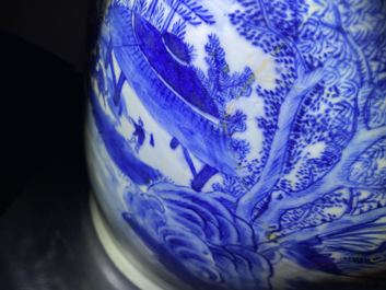 Un grand vase en porcelaine de Chine en bleu et blanc, 19&egrave;me