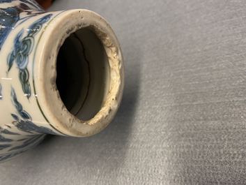 Een zeldzame Chinese blauw-witte 'zeedraken' vaas, Wanli