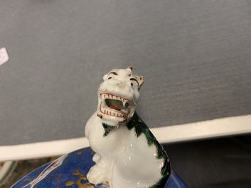 Un vase couvert en porcelaine de Chine &agrave; fond bleu poudr&eacute;, Kangxi