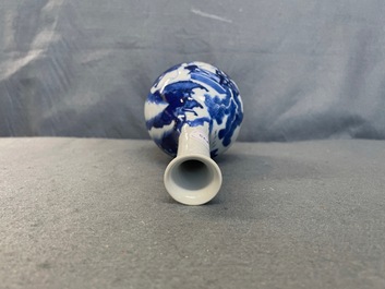 Un vase de forme bouteille en porcelaine de Chine en bleu et blanc, Kangxi