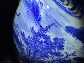 Un grand vase en porcelaine de Chine en bleu et blanc, 19&egrave;me