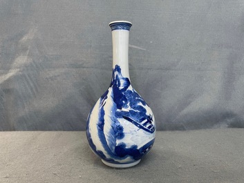 Un vase de forme bouteille en porcelaine de Chine en bleu et blanc, Kangxi