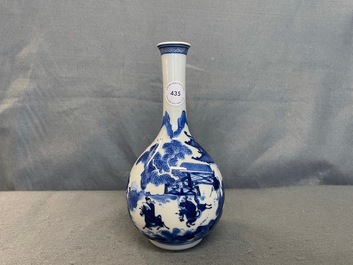 Un vase de forme bouteille en porcelaine de Chine en bleu et blanc, Kangxi