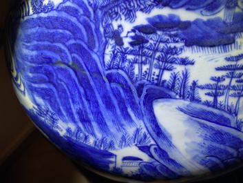 Un grand vase en porcelaine de Chine en bleu et blanc, 19&egrave;me