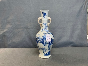 Een Chinese blauw-witte vaas met olifantenoren, Kangxi merk en periode