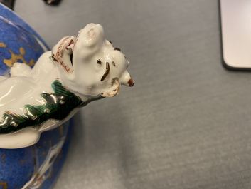 Un vase couvert en porcelaine de Chine &agrave; fond bleu poudr&eacute;, Kangxi