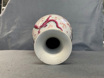 Un vase de forme 'yuhuchunping' en porcelaine de Chine famille rose, marque et &eacute;poque de Daoguang