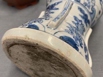 Een zeldzame Chinese blauw-witte 'zeedraken' vaas, Wanli