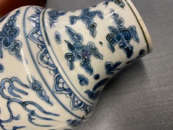 Een zeldzame Chinese blauw-witte 'zeedraken' vaas, Wanli