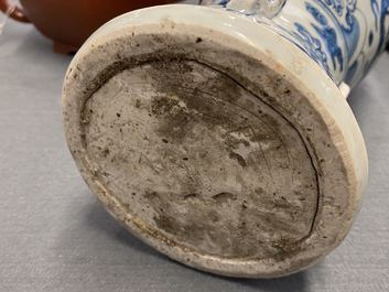 Een zeldzame Chinese blauw-witte 'zeedraken' vaas, Wanli