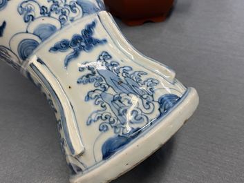 Een zeldzame Chinese blauw-witte 'zeedraken' vaas, Wanli