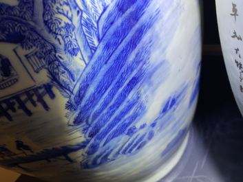Un grand vase en porcelaine de Chine en bleu et blanc, 19&egrave;me