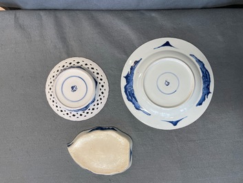 Un service en porcelaine de Chine en bleu et blanc &agrave; d&eacute;cor de sc&egrave;nes de chasse, 18/19&egrave;me