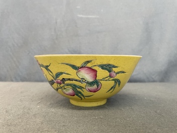 Un bol en porcelaine de Chine famille rose &agrave; fond jaune &agrave; d&eacute;cor de neuf p&ecirc;ches, marque et &eacute;poque de Guangxu