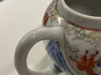Une th&eacute;i&egrave;re couverte en porcelaine de Chine &agrave; d&eacute;cor de carpes et d'une grue, Yongzheng