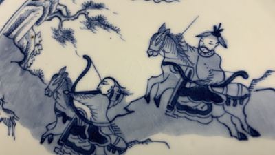 Un service en porcelaine de Chine en bleu et blanc &agrave; d&eacute;cor de sc&egrave;nes de chasse, 18/19&egrave;me